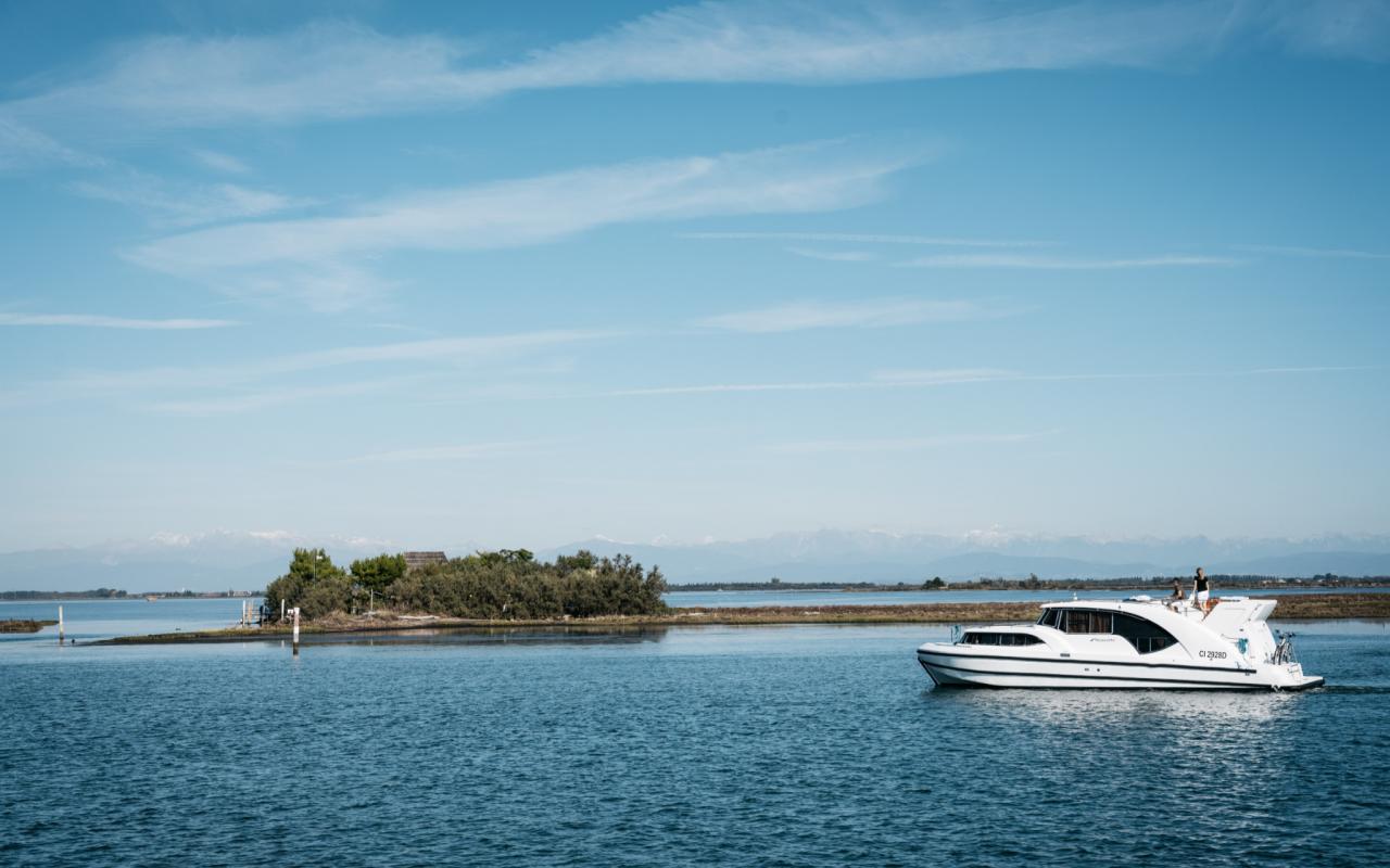 Houseboat in navigazione